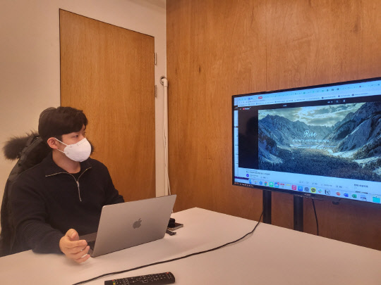 김태현 CSO가 포자랩스 사무실에서 기술에 대해 설명하고 있다. 김나인 기자